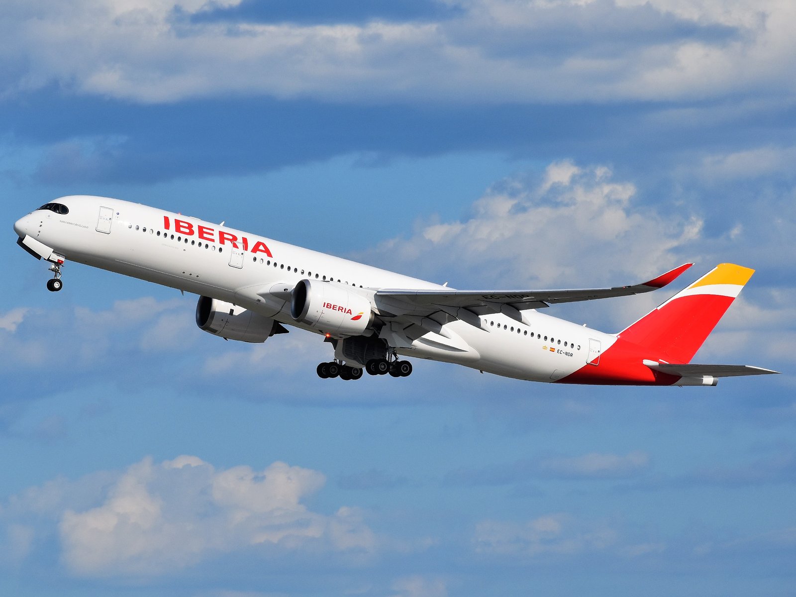 Iberia Airbus A350 despegando